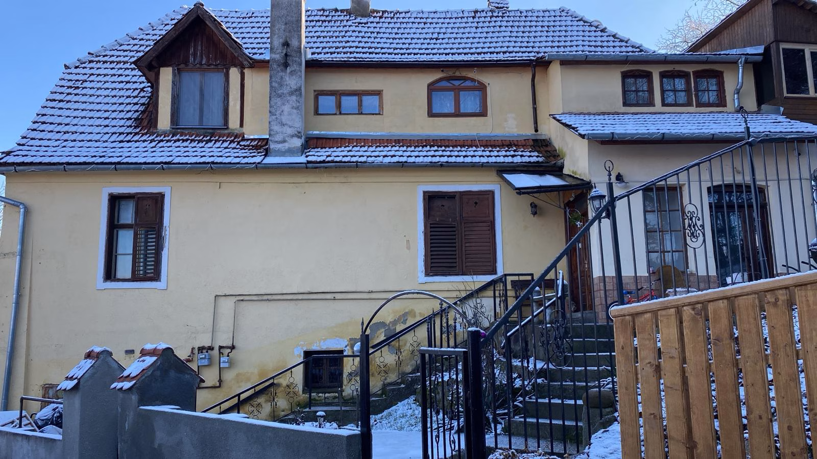 Casa de vanzare strada Scarii Sighisoara la baza scarii acoperite